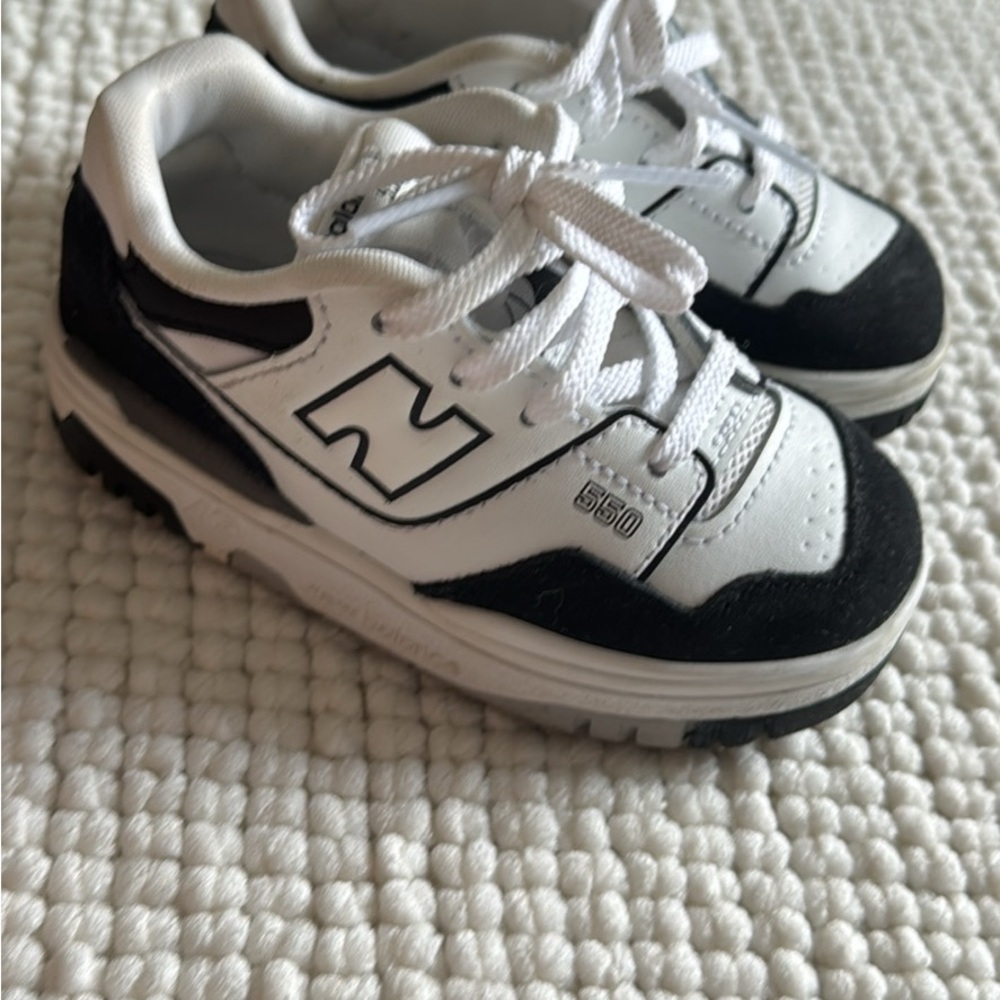New Balance Kids' Black and White Sneakers size 7c